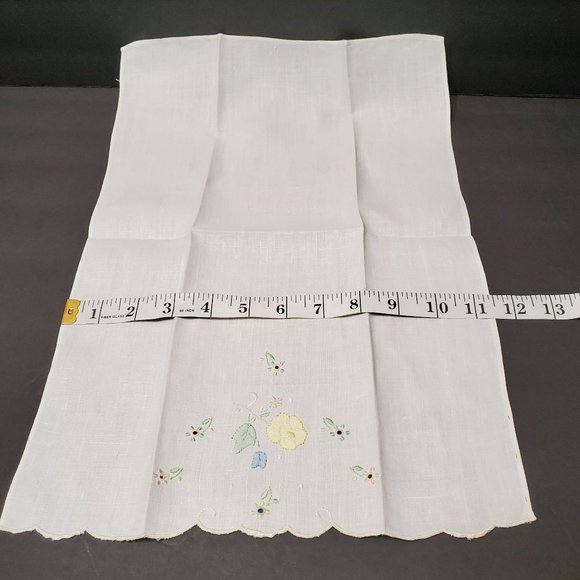 Vintage Embroidered Guest Towel, Fingertip, Embroidery, Applique ,Floral, Linens - Picture 6 of 7